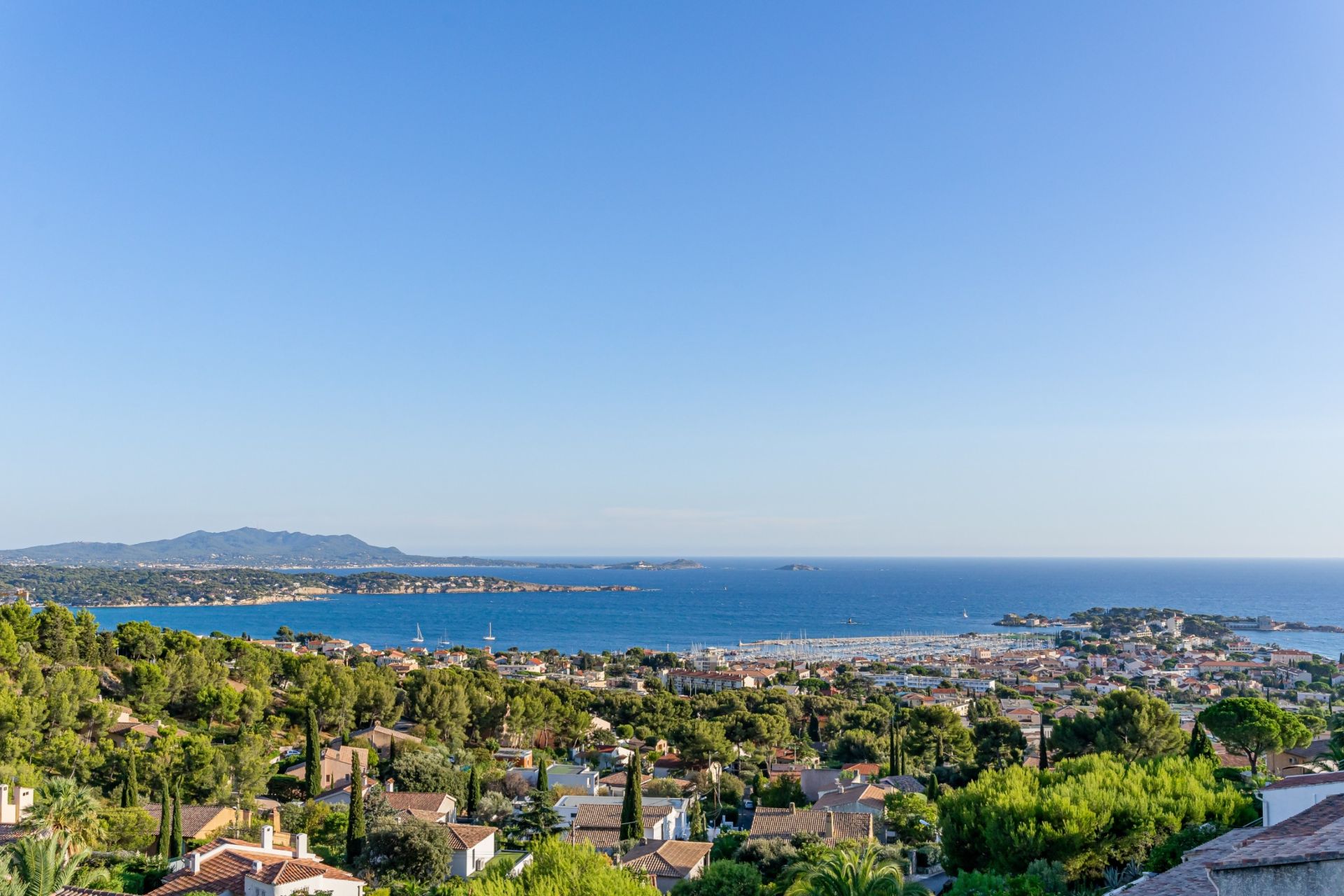 luxury house 13 Rooms for sale on BANDOL (83150)