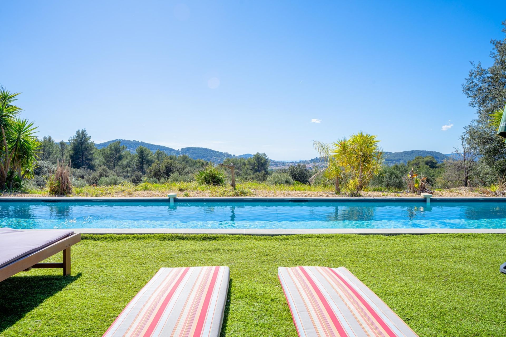 luxury house 5 Rooms for sale on LE BEAUSSET (83330)