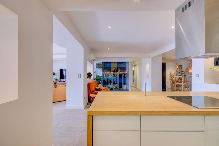 luxury apartment 3 Rooms for sale on MARSEILLE (13008)