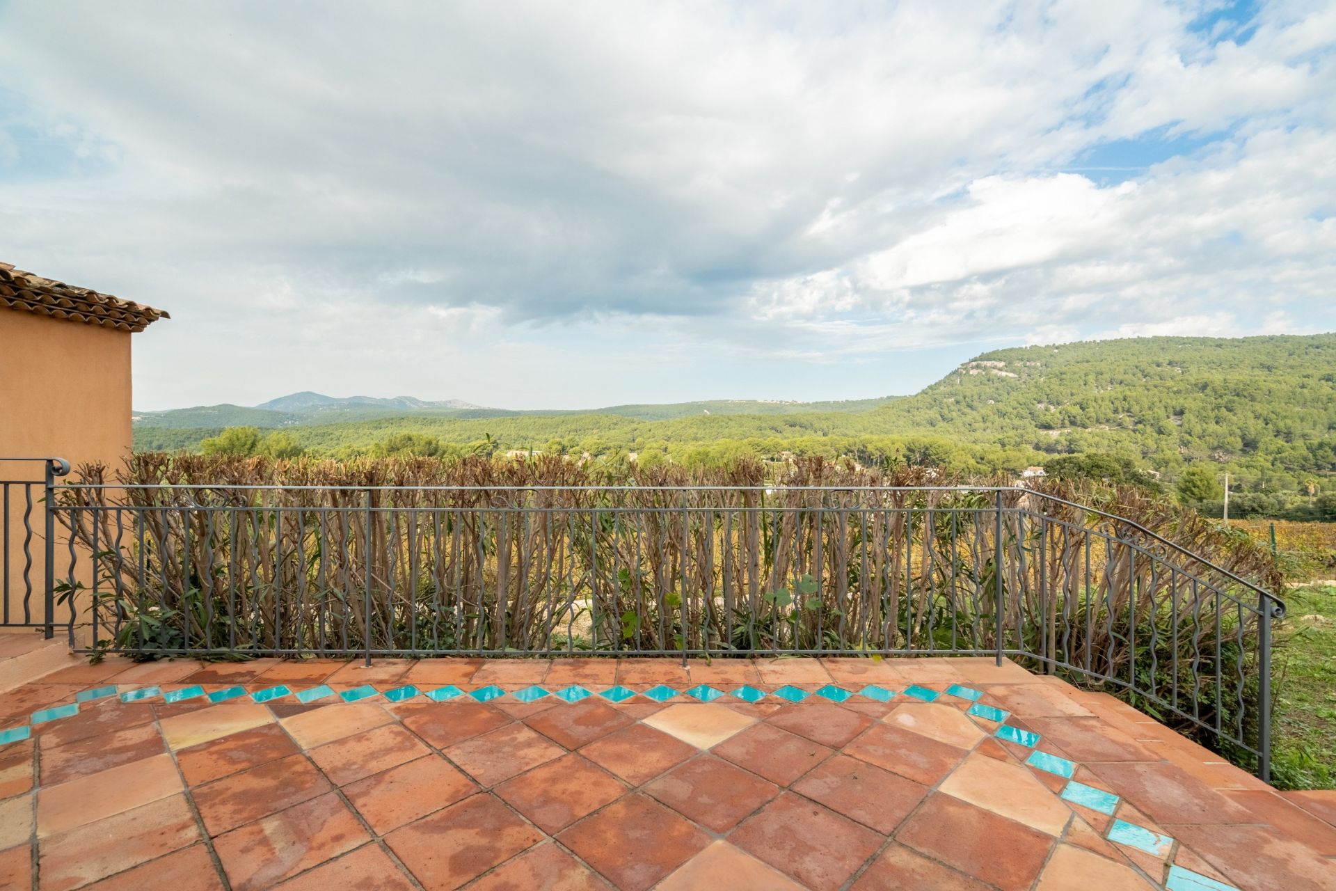luxury house 5 Rooms for sale on CASSIS (13260)